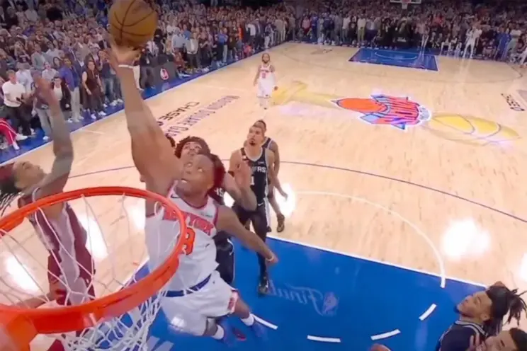 OG Anunoby rising above two Spurs defenders to tip in the game-winner at Madison Square Garden